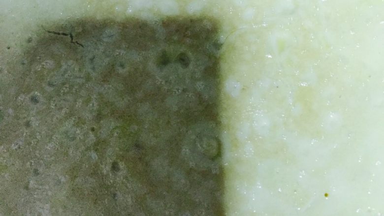 自制蛋包饭,锅中小火加热,放入蛋黄液摊平