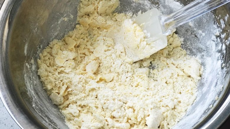 芒果曲奇,用刮刀搅拌均匀至雪花状;