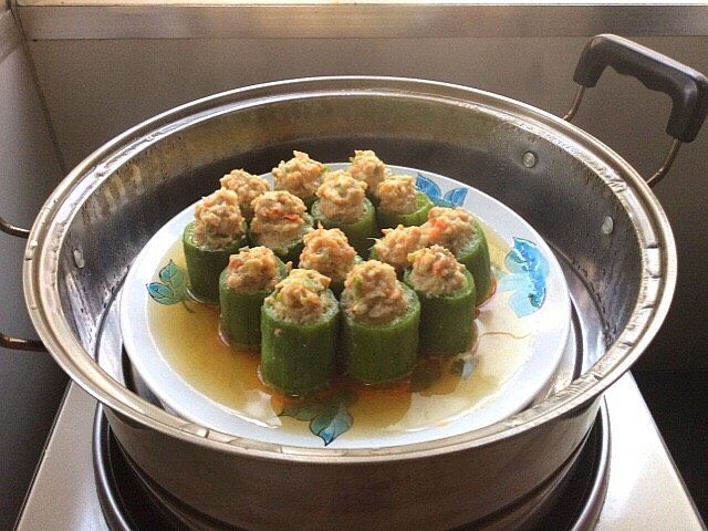 丝瓜肉盅,蒸好取出凉一下,倒出菜汁备用