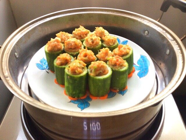丝瓜肉盅,取锅烧开水,放入丝瓜盅,上去后蒸8分钟