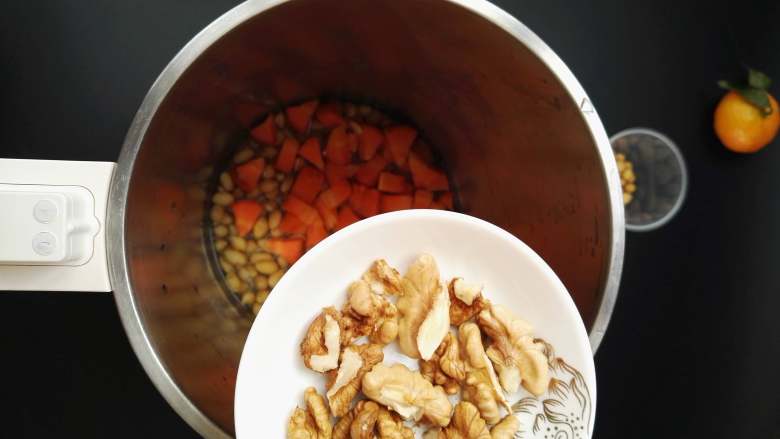 营养满满的胡萝卜核桃豆浆,将三种食材加入豆浆机中,加入清水至豆浆机内桶中水位线1000毫升至1200毫升处,一般这个量就是三个人的量。