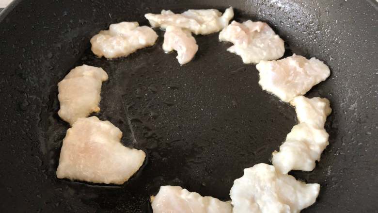 香煎开胃鱼片,热锅热油放入鱼片,中火煎制