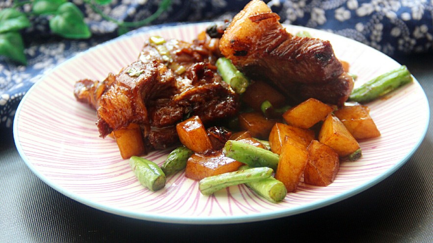 排骨炖豆角土豆