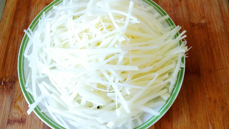土豆丝炒韭菜,捞出控干水份,装盘备用