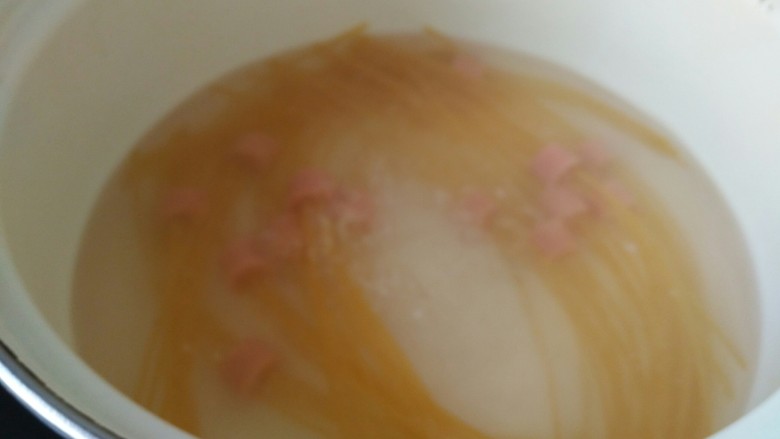 茄汁牛肉穿肠意面,一会儿煮软了,搅拌几下