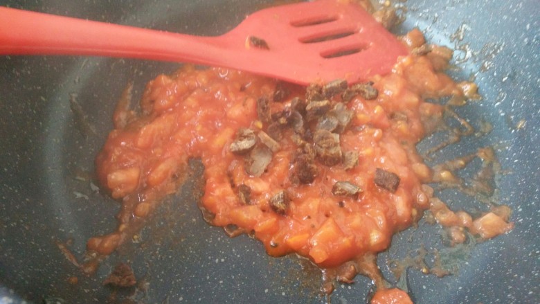 茄汁牛肉穿肠意面,继续加入牛肉粒,炒匀