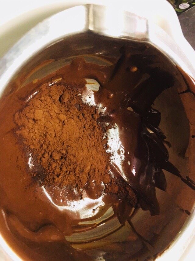 冻芝士魔方,搅拌好后,将奶酪糊分成若干份,具体的根据你自己想做的种类决定。然后就可以调制各种口味所需要的食材了。<a style='color:red;display:inline-block;' href='/shicai/ 2868'>蓝莓酱</a>,色素,果绒,奥利奥可以直接加进去。这里我们说下巧克力和抹茶两种口味的调制。黑巧克力隔水融化,融化后加入5克的<a style='color:red;display:inline-block;' href='/shicai/ 920'>可可粉</a>搅拌均匀。抹茶粉用开水冲开,搅拌至无颗粒,有一定流动性,再加入到奶酪糊中。