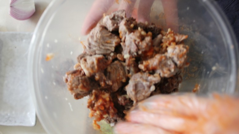 台湾牛肉面,焯好的牛肉加蒜碎和<a style='color:red;display:inline-block;' href='/shicai/ 699'>番茄酱</a>抓匀,并腌制十分钟。