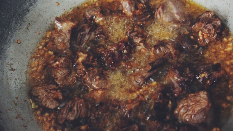 台湾牛肉面,锅中热油,油量300ml.炸牛肉,炸至表皮焦黄捞出。