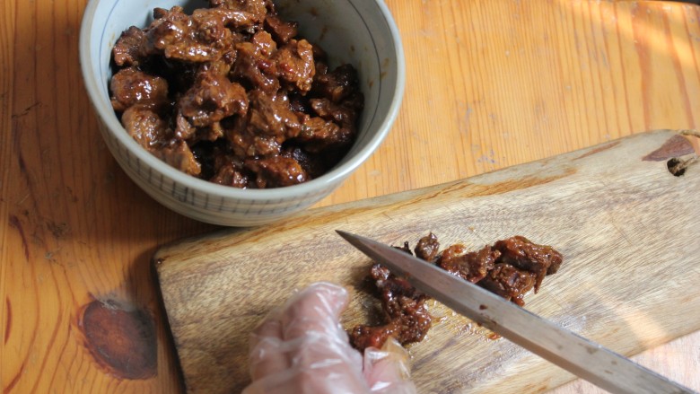 台湾牛肉面,牛肉切小块备用。