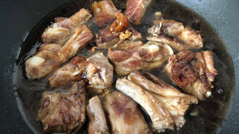 冰梅酱排骨,倒入适量开水,中火炖20分钟