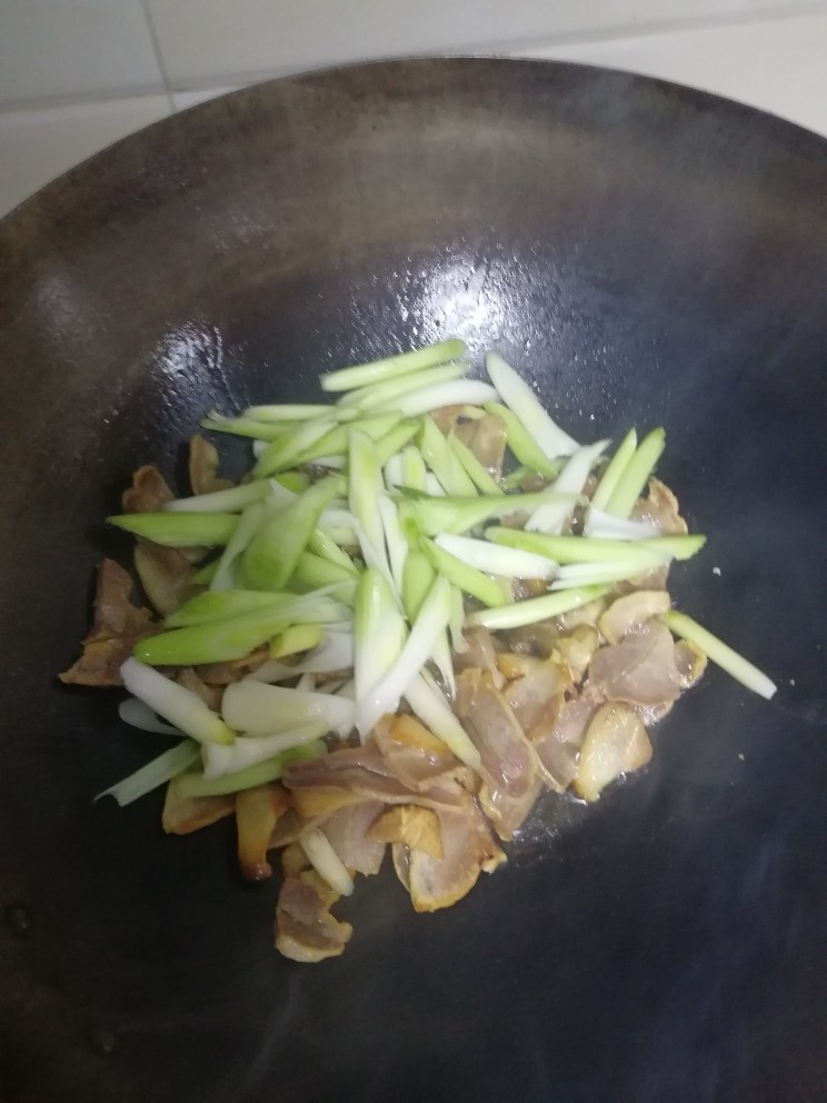 大蒜咸肉,翻炒加入大蒜白，进行翻炒，加入酱油，加入一点水，翻炒