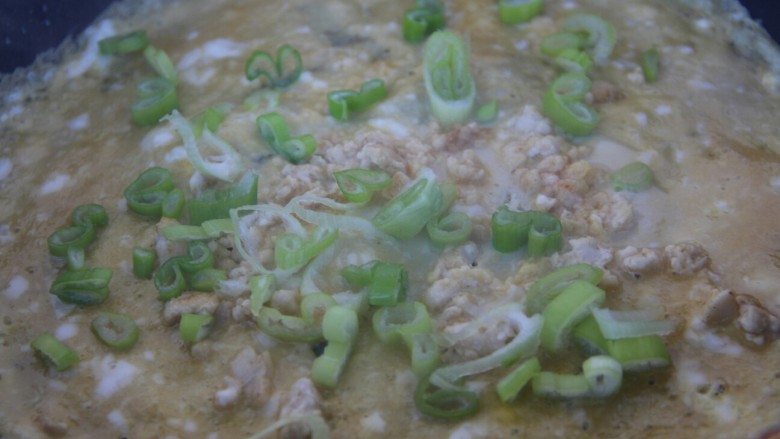 鸡肉鸡蛋饼,鸡蛋液快摊熟的时候,放葱花
