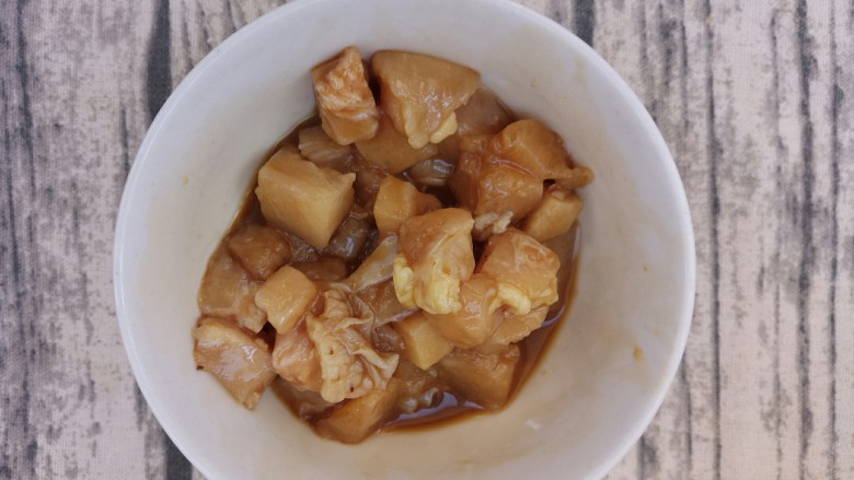 家常宫保鸡丁,抓匀,腌15分钟