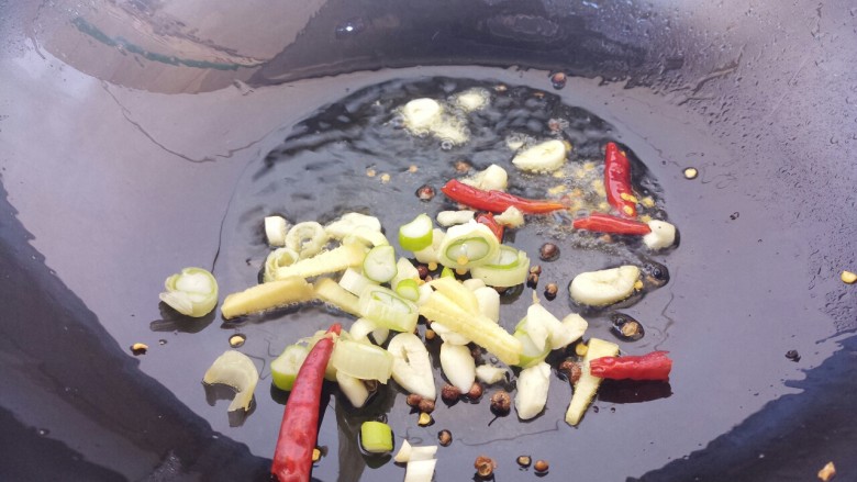 家常宫保鸡丁,另起锅,爆香葱姜蒜和干辣椒花椒