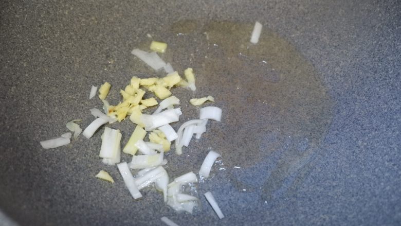 三鲜秋葵,热锅冷油,爆香葱姜。