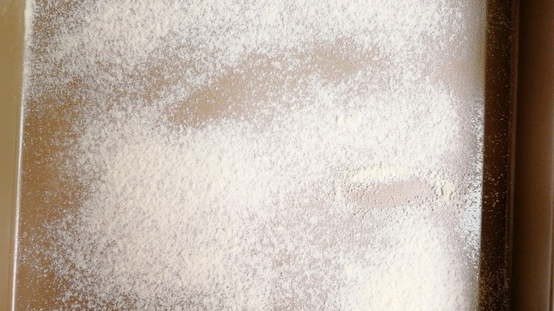 原味雪花酥(经济版),提前准备好一个金盘,撒上奶粉