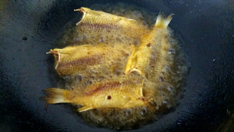 干炸小鲫鱼+糖醋小鲫鱼,把小鲫鱼炸至变黄,变硬,捞出控油即可