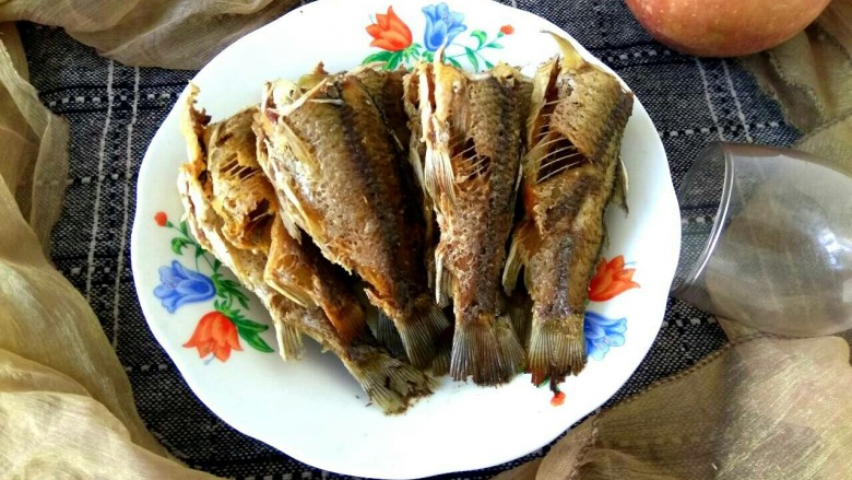干炸小鲫鱼+糖醋小鲫鱼,可以直接食用,鱼刺可吃,香酥补钙