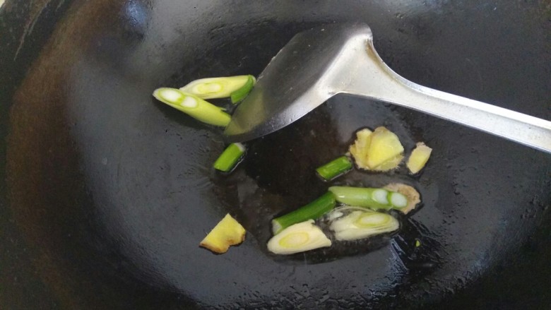 干炸小鲫鱼+糖醋小鲫鱼,锅中放入适量植物油,爆香葱姜