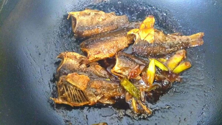 干炸小鲫鱼+糖醋小鲫鱼,烧至汤汁粘稠,转小火收汁即可