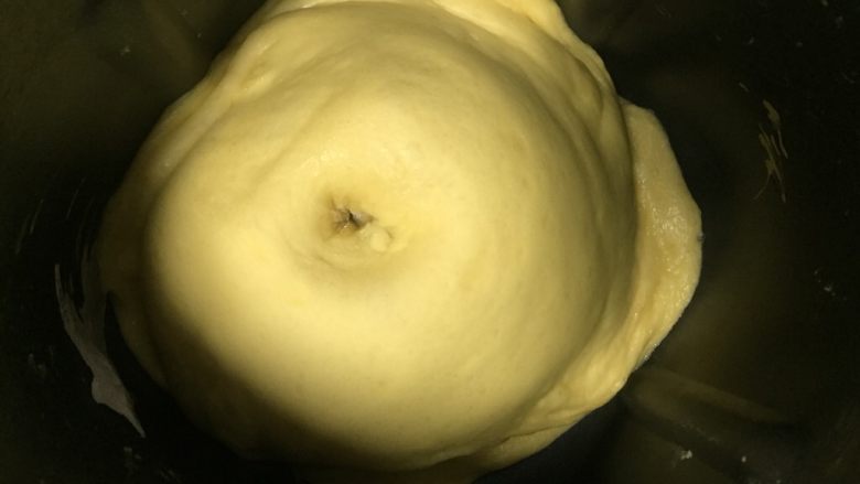 扭扭层层豆沙面包,时间到后用手指沾面粉再面团上戳一小洞,不反弹不回缩即发酵成功