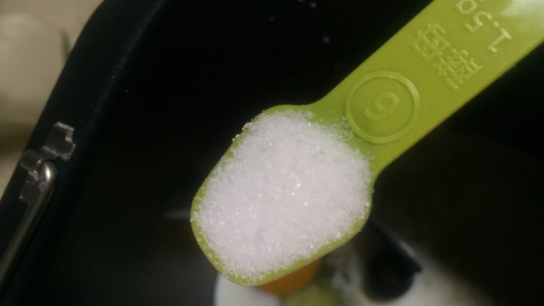 扭扭层层豆沙面包,加入盐,盐放白糖的对角处