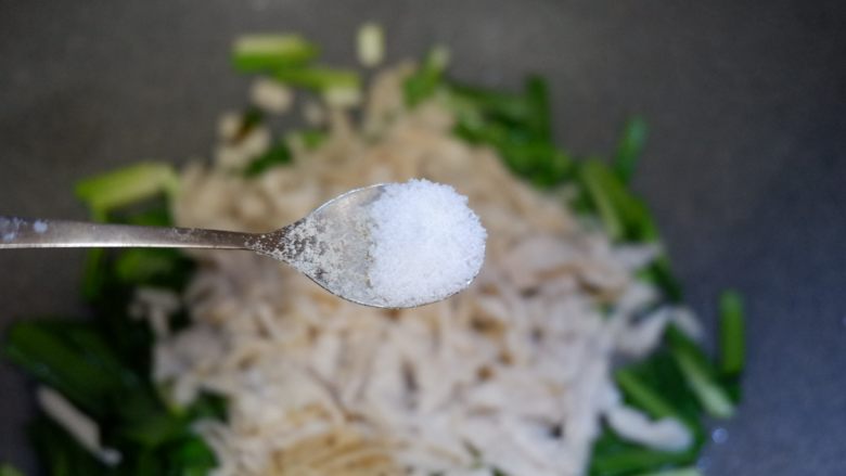 韭菜素肉丝,翻炒至韭菜断生后,加入少许盐。