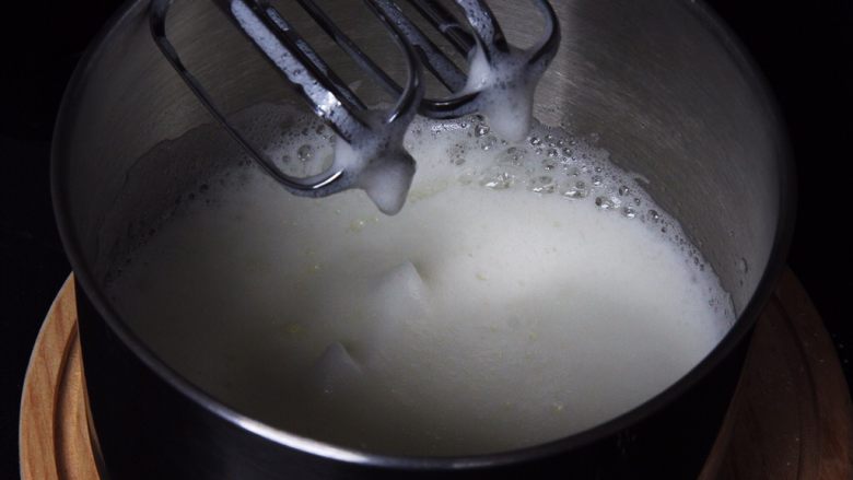 树莓蛋糕卷,用打蛋器高速搅打30圈,这是我经过很多次的试验。