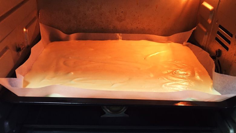 树莓蛋糕卷,烤箱预热至150度,烤盘送入烤箱。