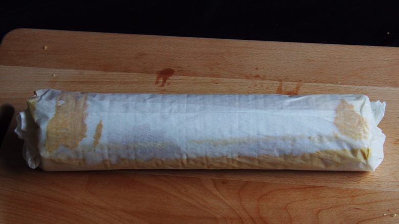 树莓蛋糕卷,马上卷起来,就不会裂开。冷却了蛋糕就卷不起来了。蛋糕卷马上放冰箱冷冻一小时后再切开,我晚上做的,就放冰箱过夜。
