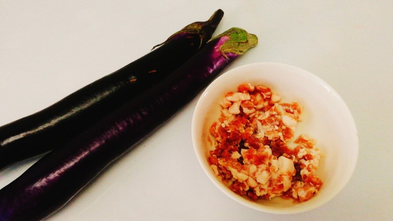 家常菜+肉末烧茄子,准备好主材料,将猪肉洗净,剁成碎末;<a style='color:red;display:inline-block;' href='/shicai/ 58'>茄子</a>洗净,
