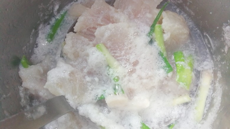 酸辣巴沙鱼,然后用开水把鱼烫一下,用漏勺挖出来沥干水分