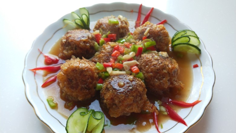 香炸蔬菜丸子,青红椒切小丁撒在丸子上,调好的汁倒入丸子上即可食用。