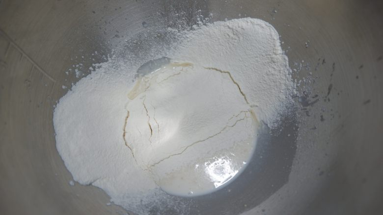 芝麻奶油小餐包(中种),中种的材料全部,揉成团(不需要非常光滑,无干粉即可)