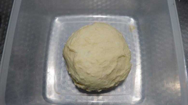 芝麻奶油小餐包(中种),揉好放入容器,室温28度左右,发酵至2.5-3倍大,或者放冰箱冷藏发酵过夜。