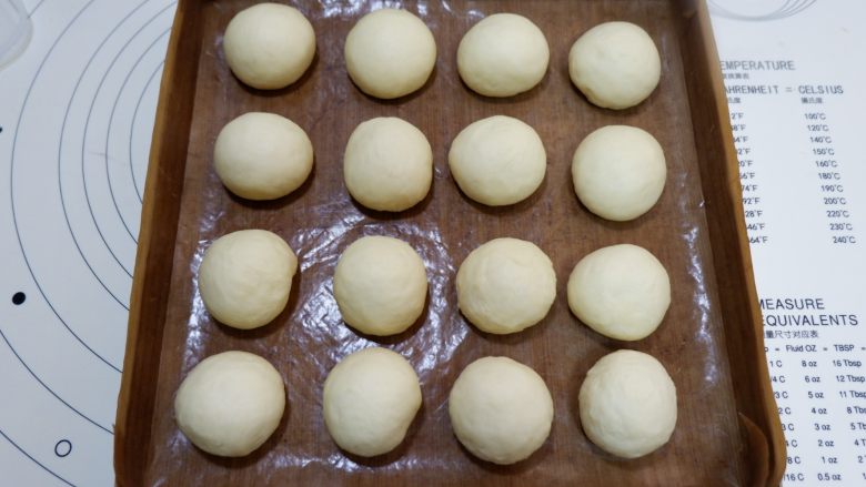 芝麻奶油小餐包(中种),滚圆放入28*28金盘中。