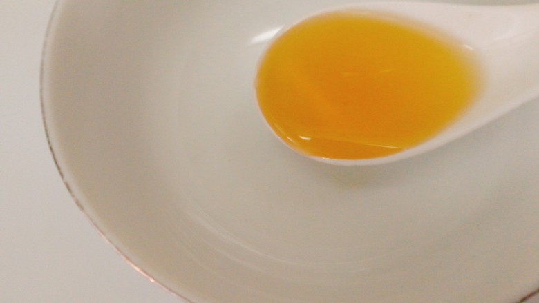 家常菜+爆炒蛏子,取一口小碗,加入<a style='color:red;display:inline-block;' href='/shicai/ 718'>料酒</a>