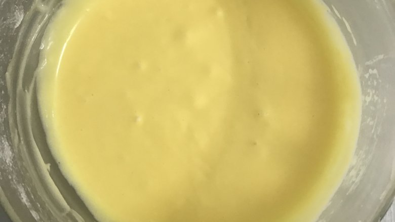 6寸加高戚风,继续用手动打蛋器搅拌均匀,成细腻的蛋黄糊,放一边备用。