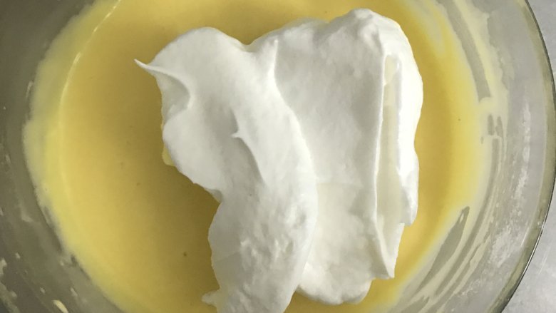 6寸加高戚风,取三分之一蛋白放入蛋黄液中,用翻拌与切拌手法将两者混合均匀