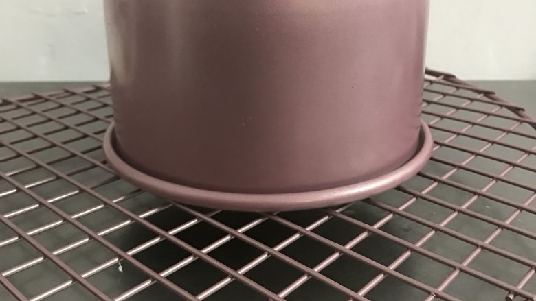 6寸加高戚风,出炉后从高处摔一下迅速倒扣在烤网上,冷却后脱模即可。