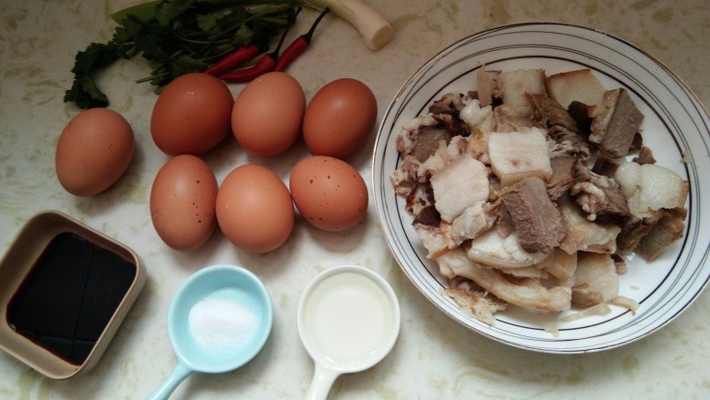 肉片卧蛋,营养不流失的好吃法,所有材料准备完毕。