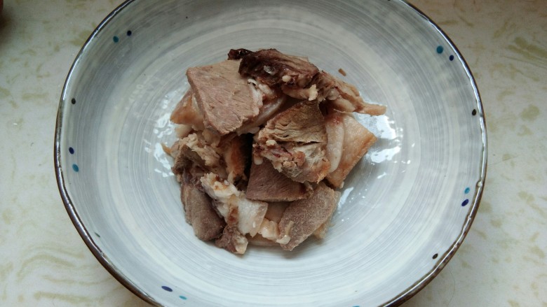 肉片卧蛋,营养不流失的好吃法,先把肉片放在盘子中间,摆成一定的高度。
