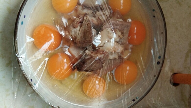 肉片卧蛋,营养不流失的好吃法,附上保鲜膜。