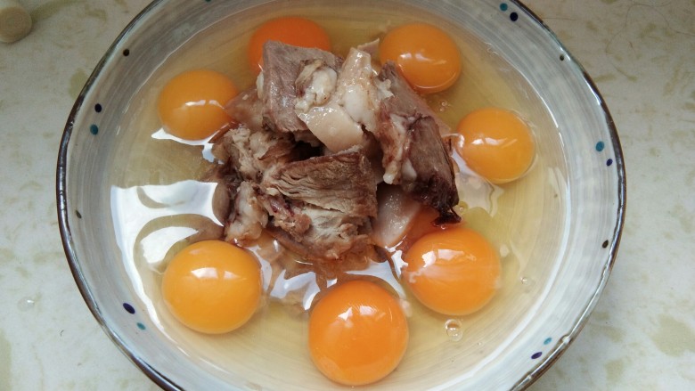 肉片卧蛋,营养不流失的好吃法,把七个鸡蛋都打在盘子里面。