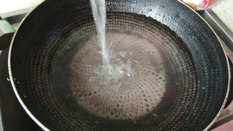 肉片卧蛋,营养不流失的好吃法,锅里放适量清水。
