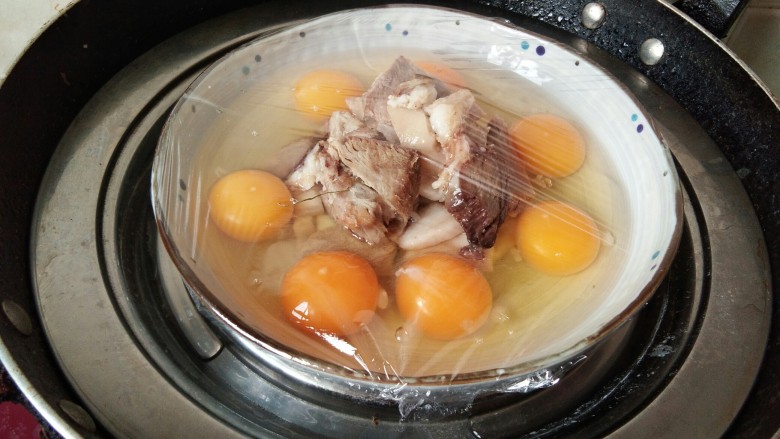 肉片卧蛋,营养不流失的好吃法,把准备好的鸡蛋放在帘子上面。
