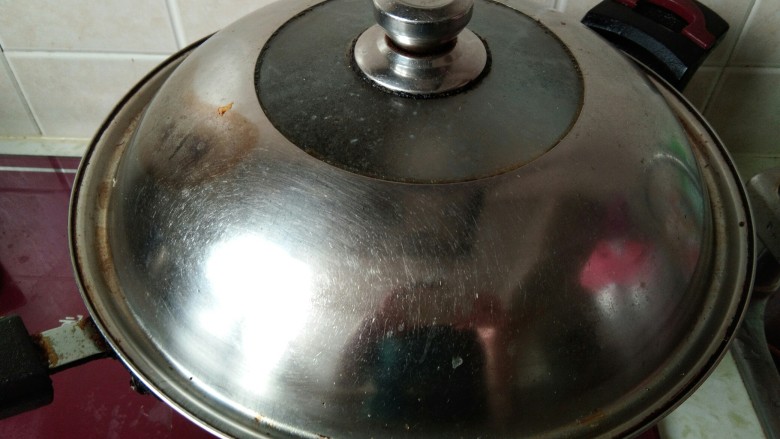 肉片卧蛋,营养不流失的好吃法,盖上锅,蒸半个小时,假如是生肉片的情况下,蒸45分钟左右。