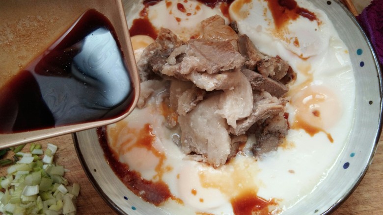 肉片卧蛋,营养不流失的好吃法,蒸好的鸡蛋和肉片拿出来,把保鲜膜扯掉,倒上酱汁。