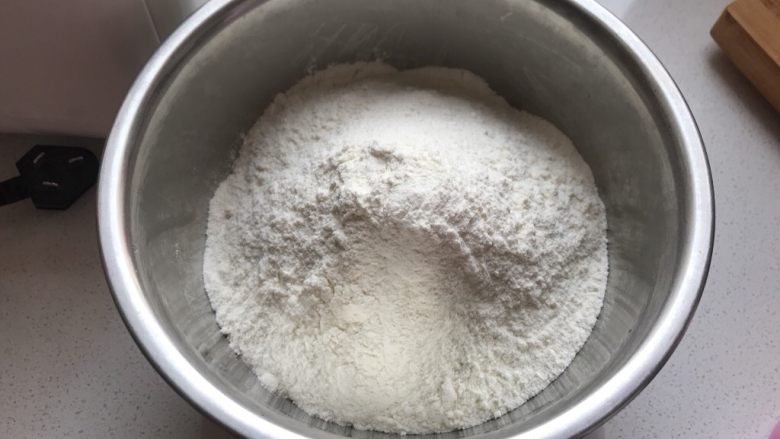 烤箱版猫耳朵,称量好面粉分成两份,分别装两个盆里。